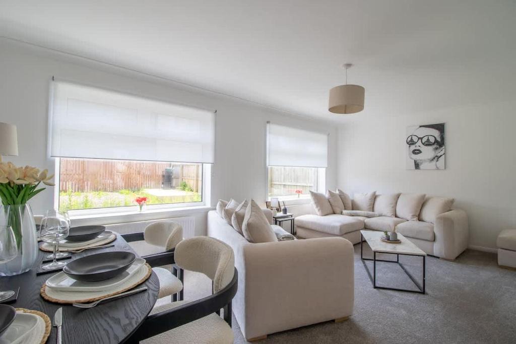 Kilmarnock House | Niven Nook - 3 Bedroom House, Kilmarnock