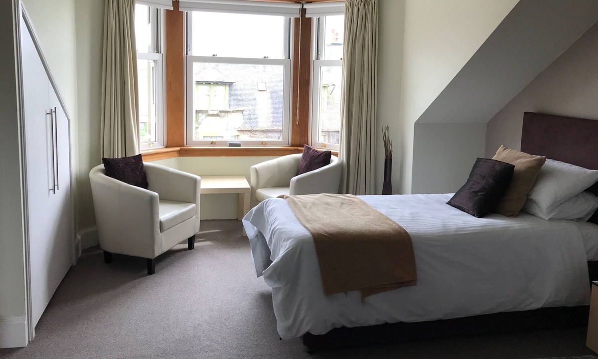 Troon Hotel | No.2 Troon Road B&B