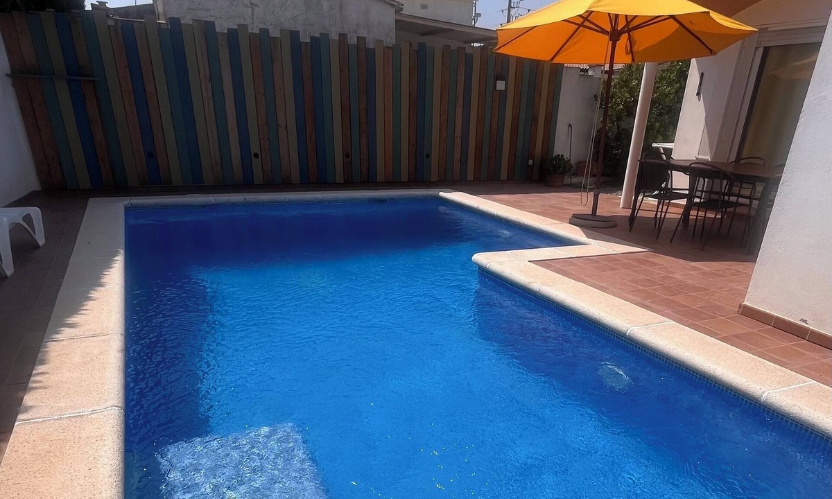 L'Escala House | NON-SEMI-DETACHED HOUSE WITH PRIVATE POOL WIFI AIR CONDITIONING NEAR BEACH RIELLS