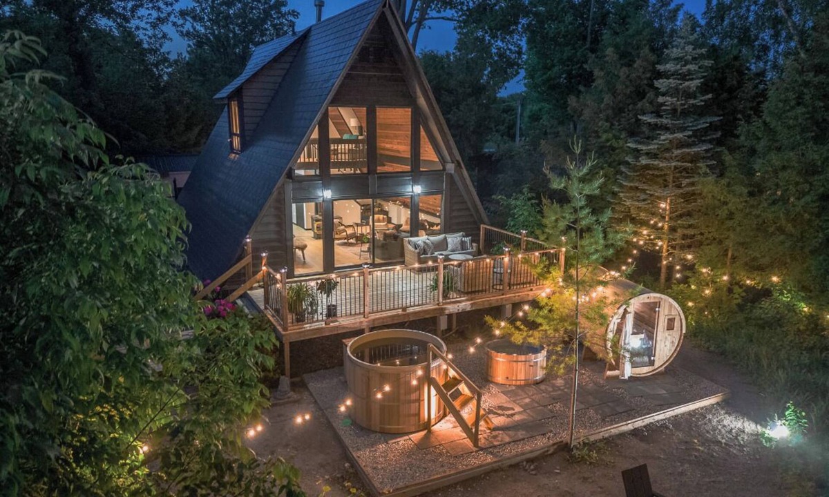 Grand Bend Cottage | Nordic Spa Retreat - hot tub/Cold tub/sauna/fireplace