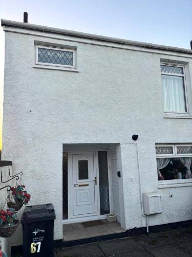 Cumbernauld House | OakHouse- Entire 3 Bedroom Terrace House with Free Parking