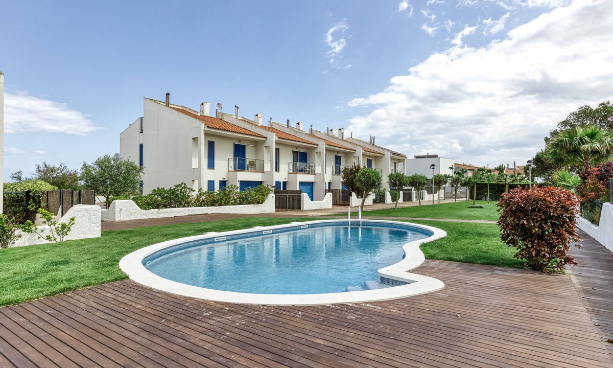 Mas Pinell Apartment | Oasis Premium Costa Brava – Apartment with Garden, Pool, and Beach 50 m Away