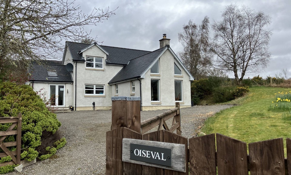 Fort Augustus Cottage | Oiseval is a pet friendly cottage with magnificent views.