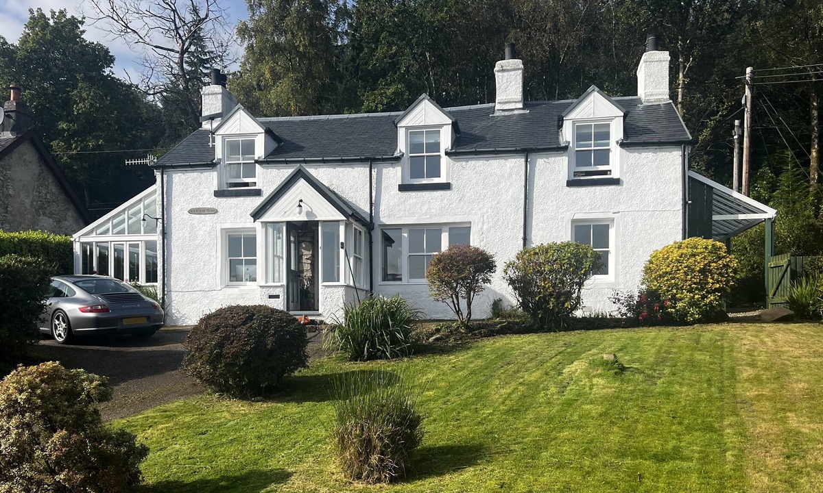 Inveraray Cottage | Old Schoolhouse - Unique 3 Bedroom Cottage with Fantastic Loch Views and Wood Burner