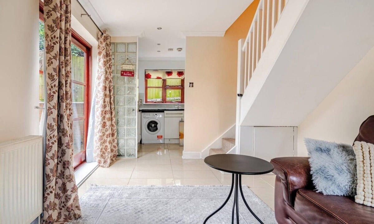 West Hendon House | One bed house 15 mins to Wembley stadium & central London free park WiFi