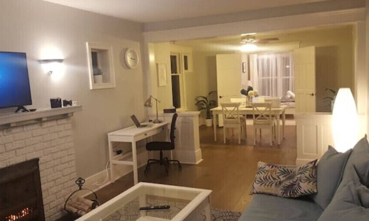 South London Apartment | Otylja Suite in Wortley Village (King Size Bed)