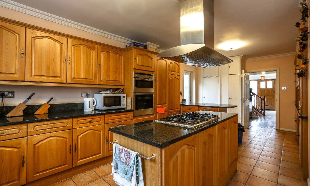Oakleigh Hotel | OYO Guest House Ellipse