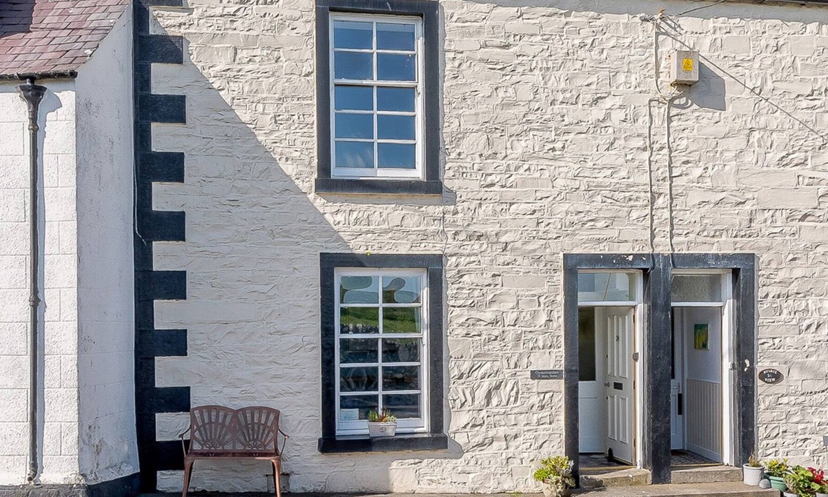 Newton Stewart House | OYSTERCATCHER, family friendly, with a garden in Isle Of Whithorn