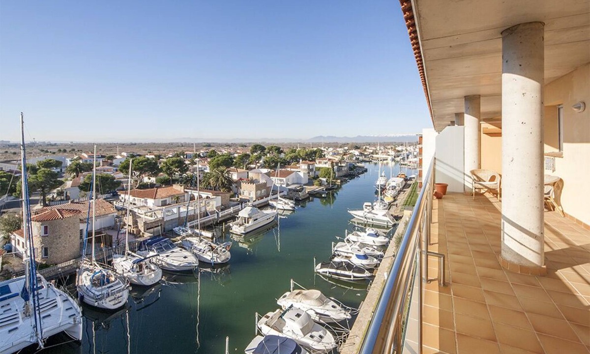 Santa Margarida Apartment | Panoramic 180 ° view on the canals, swimming pool, 6 people Rosas nature reserve