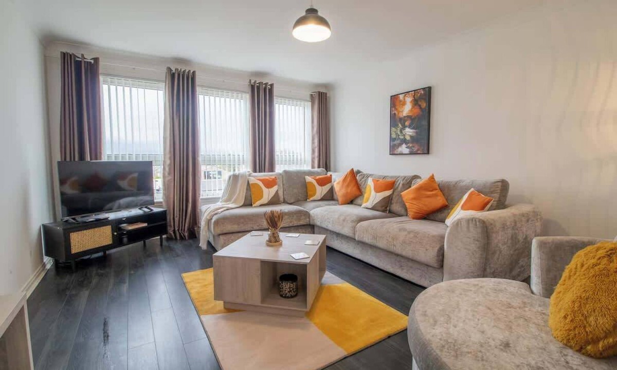 Motherwell Apartment | Park View - 2 bed flat with parking in Motherwell