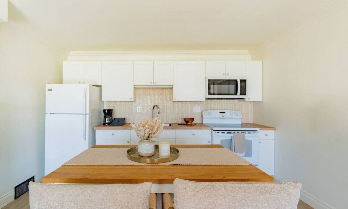 Niagara Falls Apartment | Parkway Boutique Suite A, 10 mins to Falls & Golf