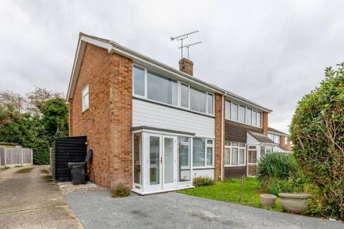 Chelmsford House | Pass the Keys 3-Bedroom Home in Chelmsford Sleeps 7