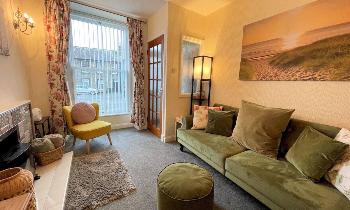 Whithorn House | Pass the Keys | Cosy & Romantic Getaway with Hot Tub
