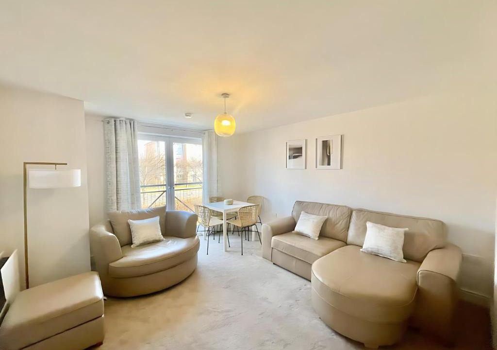 Renfrew Apartment | Pass the Keys Next to Braehead - Free Parking