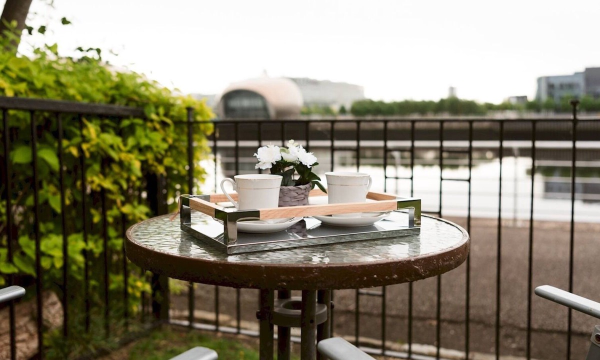 Govan House | Pass the Keys | Townhouse Overlooking the River Clyde, sleeps 10+