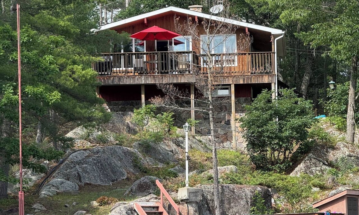 North Kawartha Cottage | Peaceful Kawartha Lakes Cottage | Canoe, SUP & Stunning Sunsets
