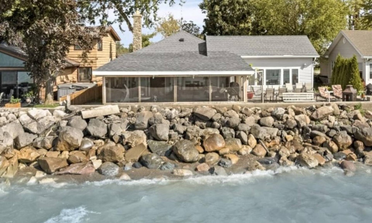 Amherstburg House | Peaceful Lakeview Getaway. Hot Tub, Infrared Sauna. Ultimate Birding Retreat