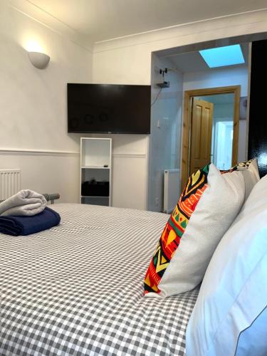 Havering Park Apartment | Penn Gardens king size on suite room- 3