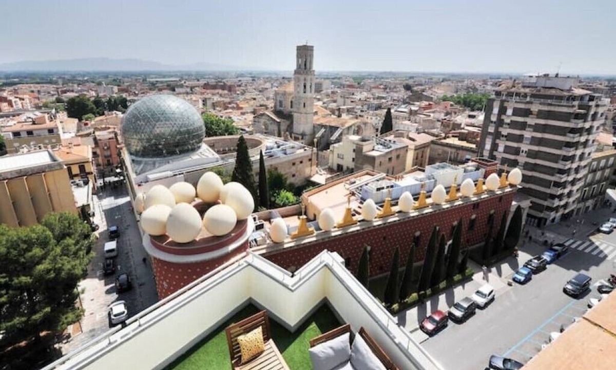 Figueres Apartment | Penthouse with Private Terrace in Front of the Dalí Museum!