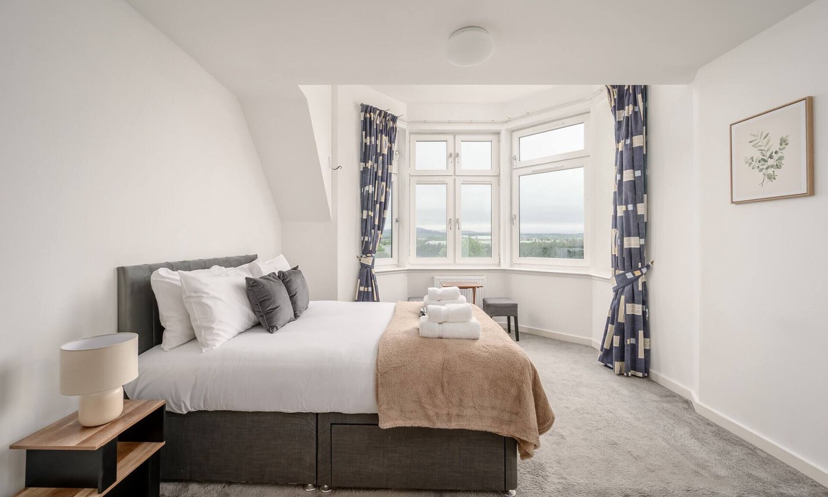 Longcroft Bed & Breakfast | Pentland Hills Views - Cosy Room in Shared Accommodation - Edinburgh