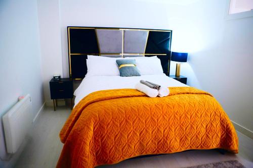 Chase Apartment | Perfect 1 Bed Apartment Sleeps 5 1 Kingsize bed 1 double Sofabed & Foldable Single bed Free Parking Wifi good transport network shopping Holiday Makers Families Contractors in North London