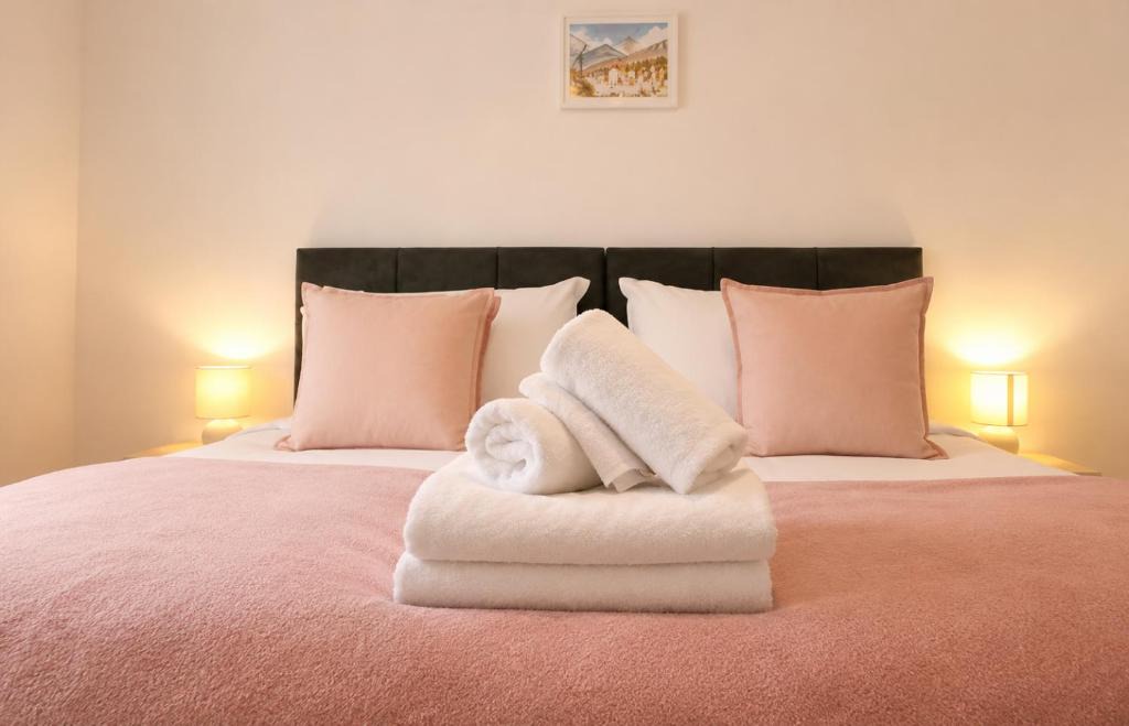 Swindon House | Perfect Location, Swindon, Contractors, 3BR House Sleeps 6, Free Parking, Fast WiFi, Families