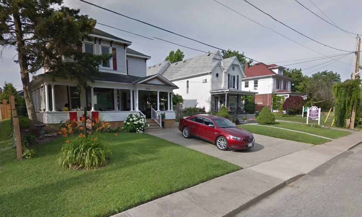 Niagara Falls Villa | Perfection near the River - 4 Bedroom with Main Floor Bedroom and Ensuite Bath