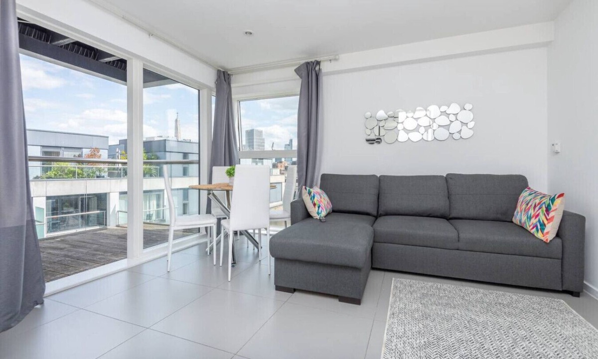 Bunhill Apartment | Pet-Friendly with Balcony and Shared Garden