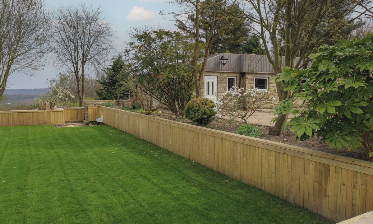 Ainley Top House | PICKWOOD GRANGE, pet friendly, with hot tub in Norland