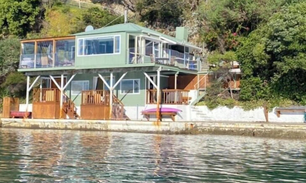 Waikawa Bay House | Picton Beach Front klKiwi Bach
