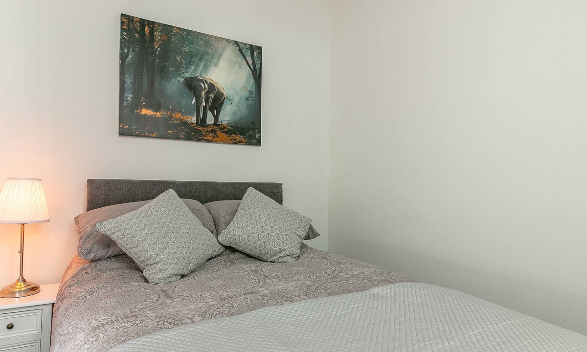 Stevenage House | Pine Room - Hillcrest Lodge