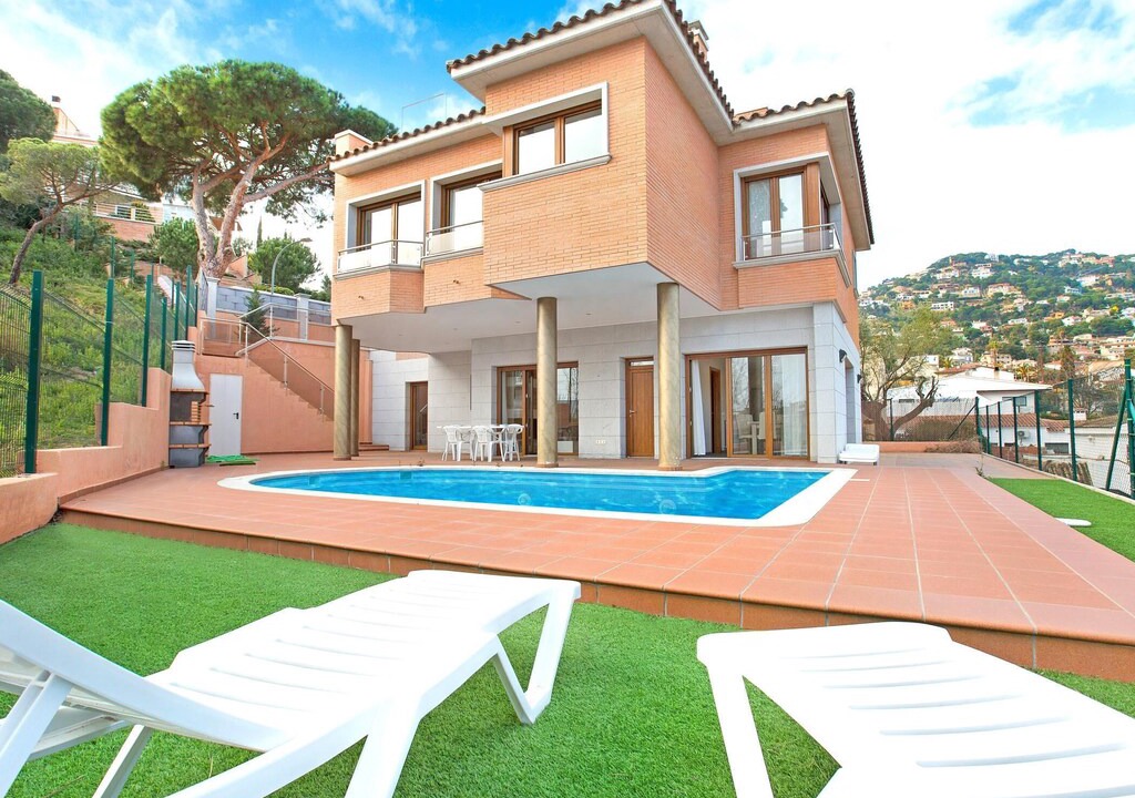 Lloret de Mar Villa | Places4stay Villa Paulina