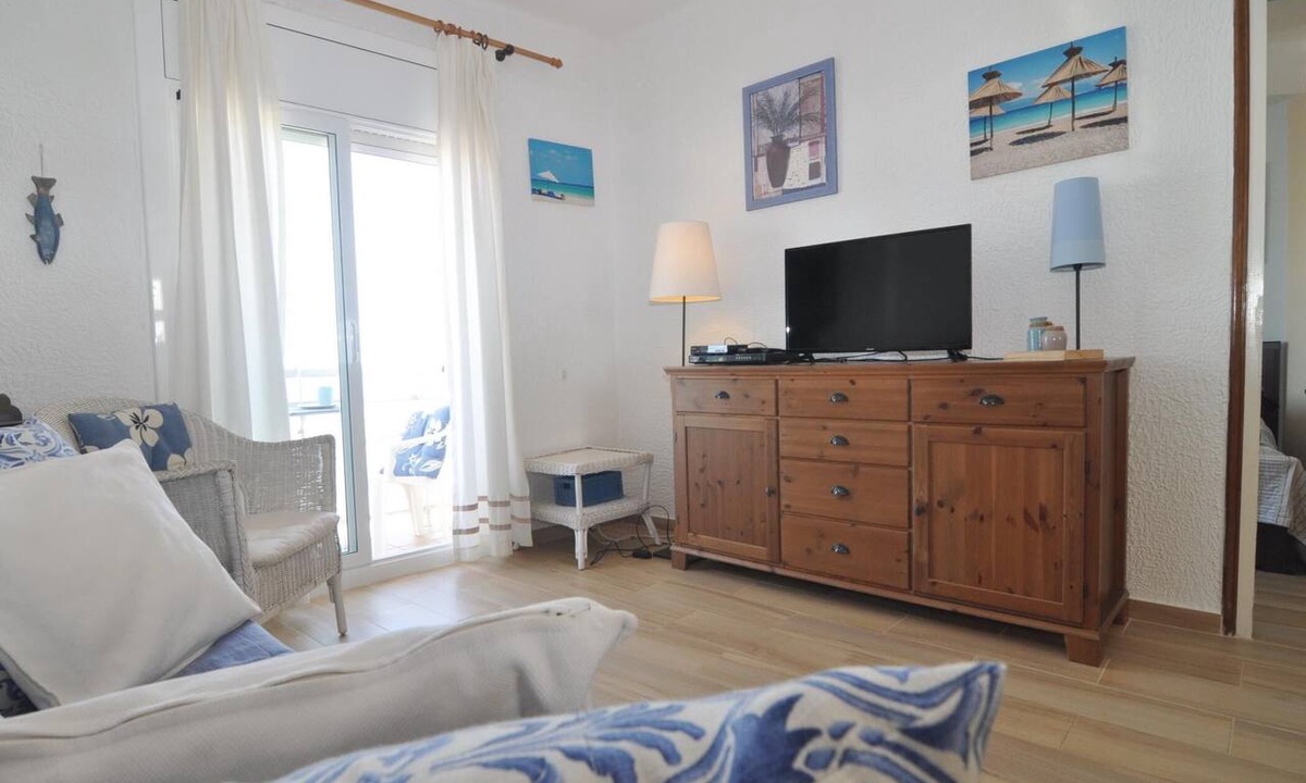 L'Escala Apartment | Practical apartment with sea views, Wifi and air conditioning included