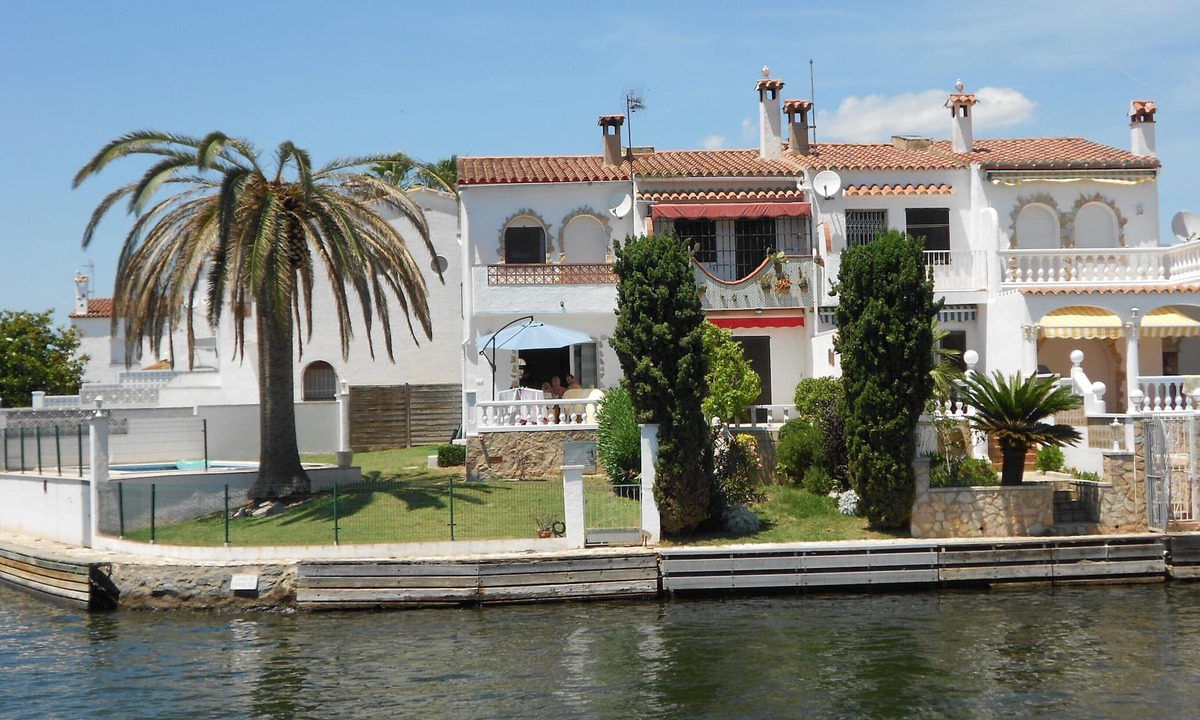 Empuriabrava House | Pretty, lovingly furnished. Fisherman's house on the canal with a great view and boat mooring