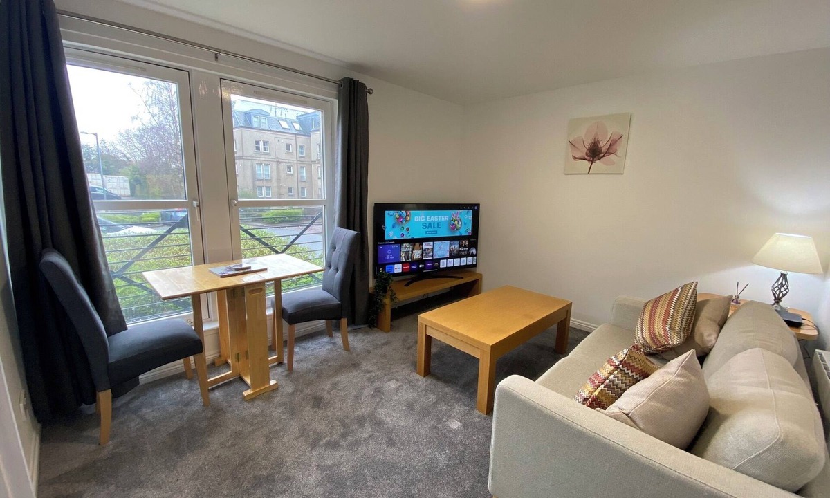 Dunfermline Apartment | Prime City Centre - Ground Floor & Free Parking by Three Bridges Apartments