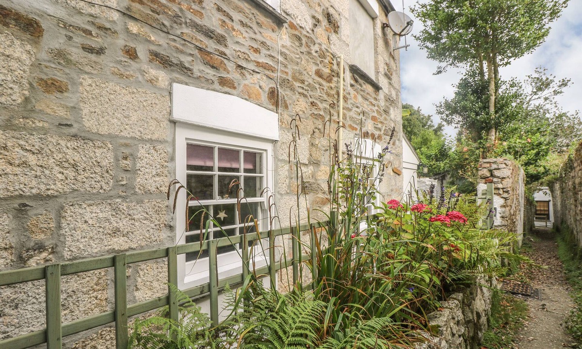 Mabe Cottage | PRIMROSE COTTAGE, pet friendly, character holiday cottage in Penryn