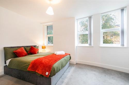 Havering Apartment | Private designer flat in Romford - 5 minute walk to Elizabeth Line