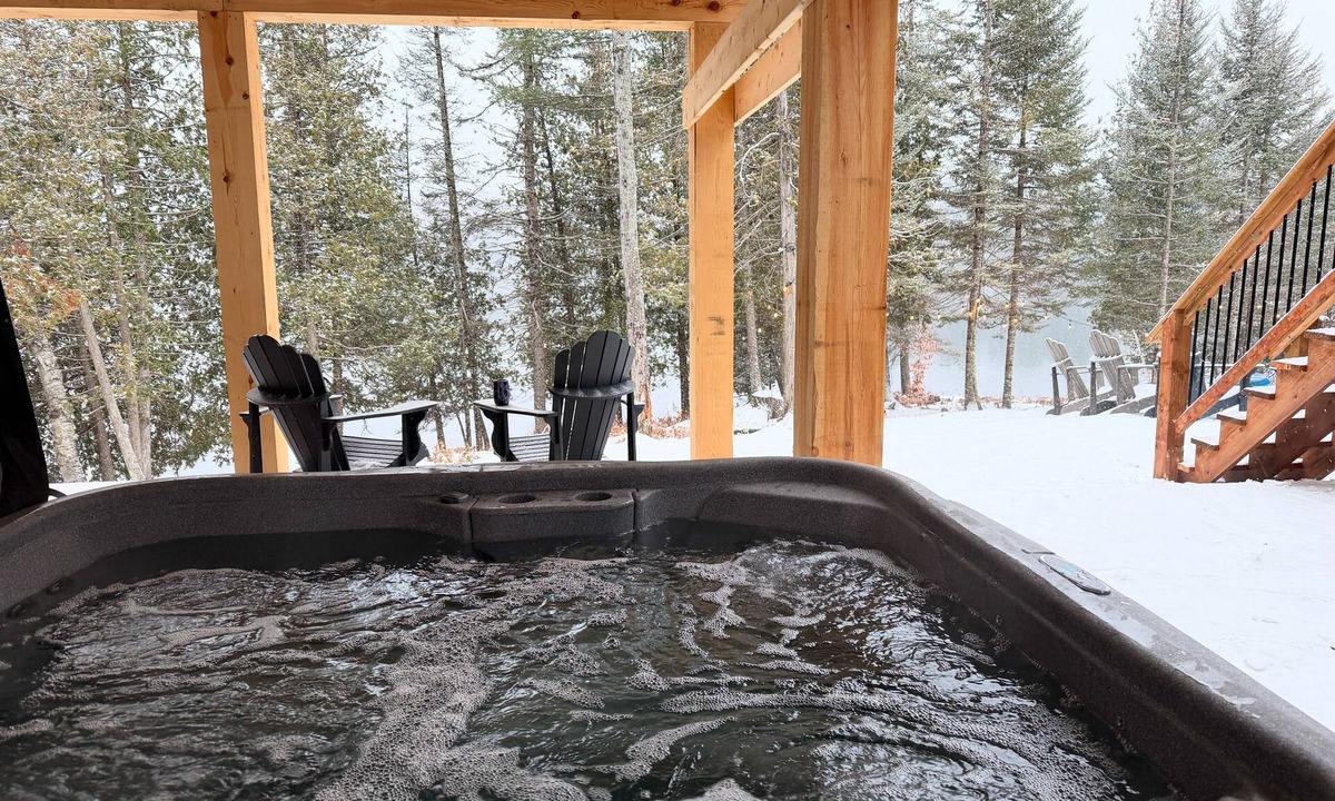 Thorne Cottage | Private lakefront retreat with Hot Tub, Kayaks, and sunset views