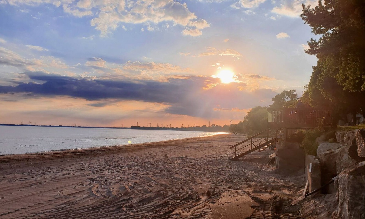 Wainfleet Cottage | Private sand beach. Lakeview. Spacious LongBeachCottages.com – Cottage #9