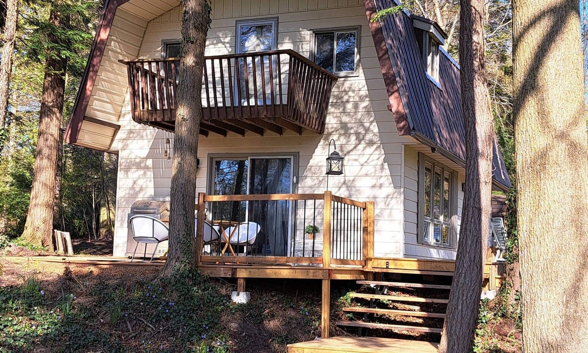 Point Clark Cottage | Quaint cottage, walking distance to beach.