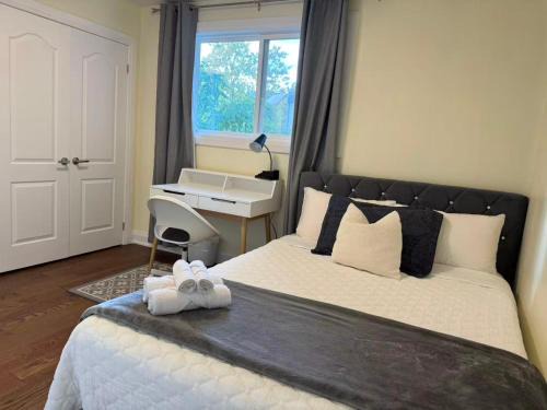 L'Amoreaux House | Quiet Queen Bedroom near Finch Birchmunt