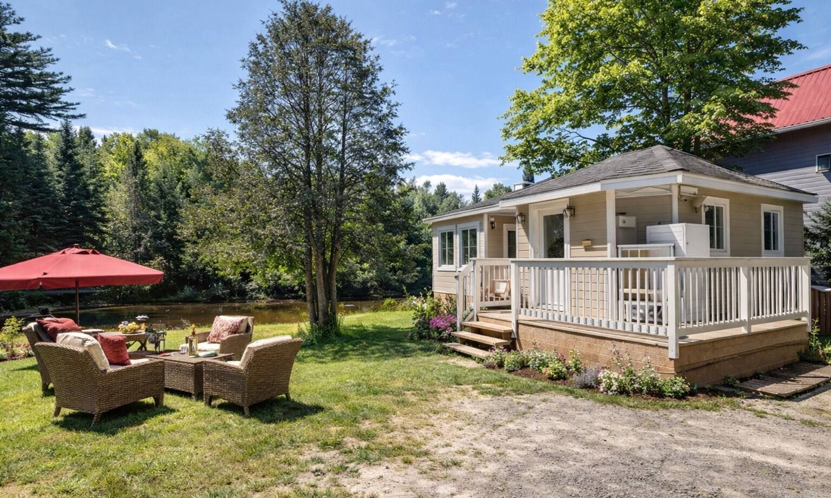 Val Morin Ski Chalet | Quiet Riverfront Retreat – Cozy Chalet