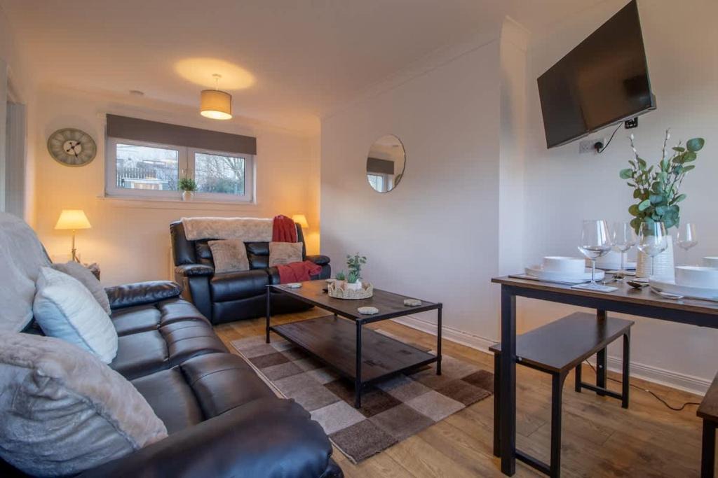 Hamilton House | Raeburn House- 3 Bedrooms, 2 Bathrooms in Hamilton