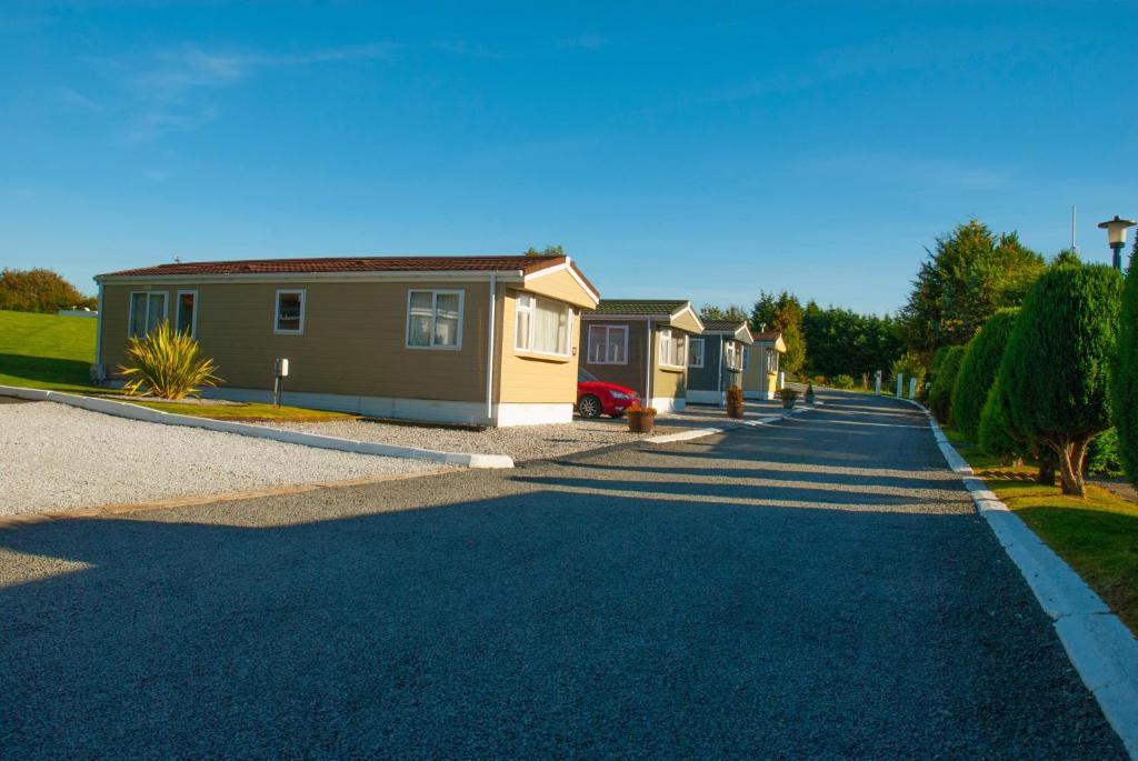 Stepps Resort | Red Deer Village Holiday Park - 3 Bedroom, Self Catering Static Caravan