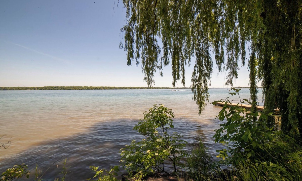 Niagara Falls House | Relax with your family at this peaceful place to stay next to the Niagara River