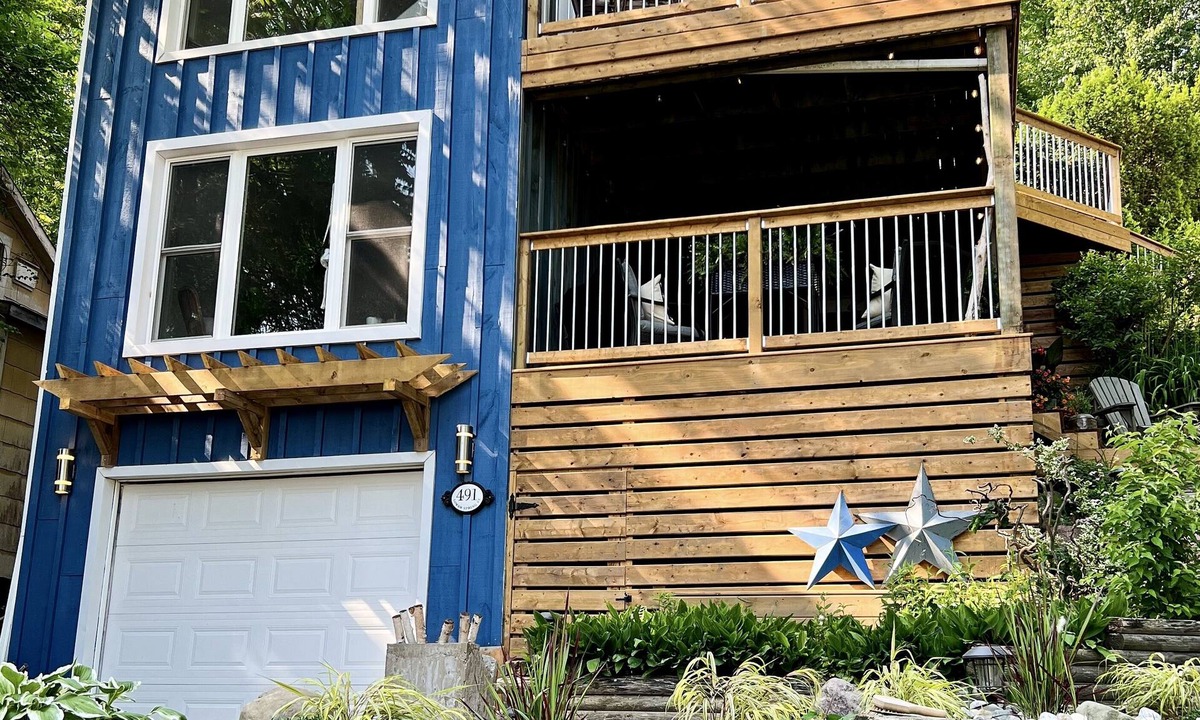 Central Elgin Apartment | Relaxing Erie Rest Retreat- water views- 2 min walk to the beach!