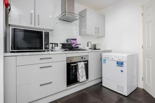 Basildon Apartment | Remaj Serviced Accommodation, sleeps 7 & free parking