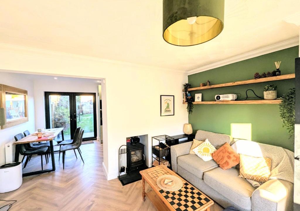 Longcroft House | Rennovated 3 Bed House 7 minute train to the Fringe & Edinburgh City Center with Real Wood Burner