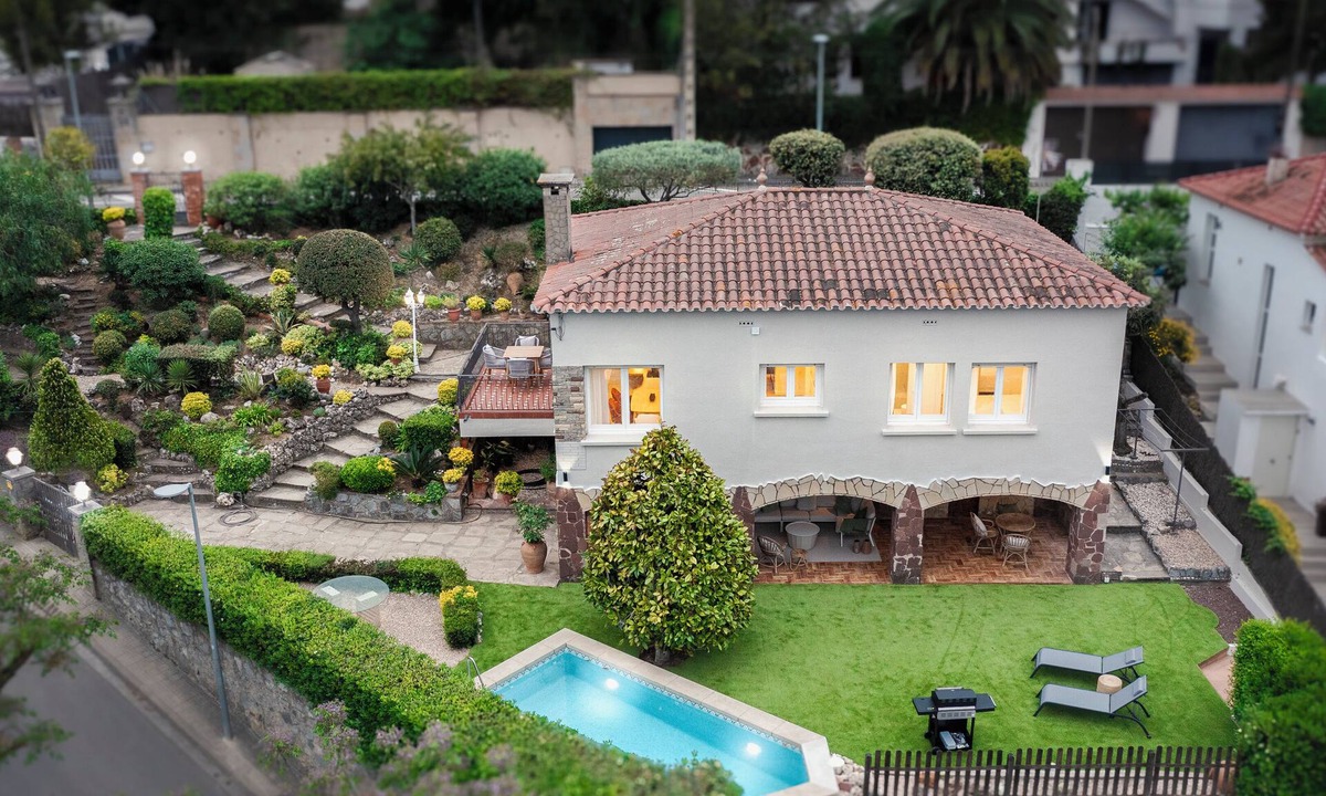 Sant Cugat del Valles House | Renovated villa, pool, barbecue, and just 15 minutes from Barcelona.