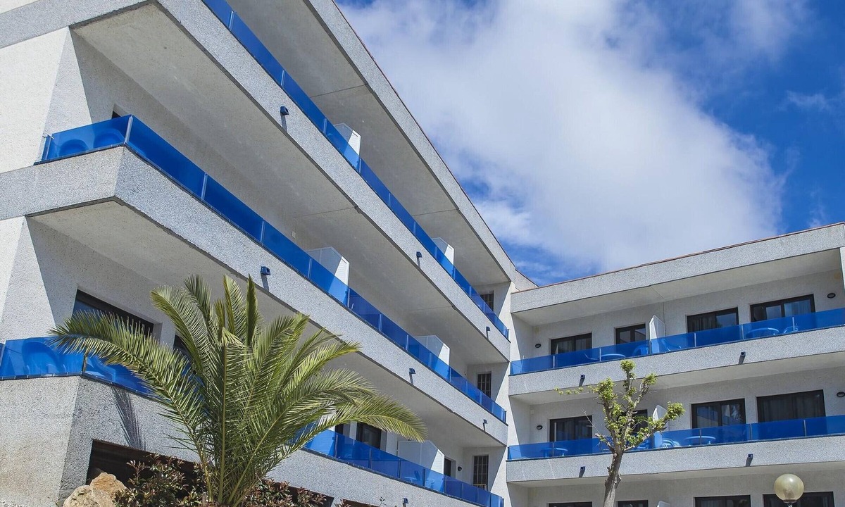 Platja d'Aro Apartment | Renovated Apartment in Tranquil Area, 150m from Beach, Pool, A/C, Free Wi-Fi, Parking Available
